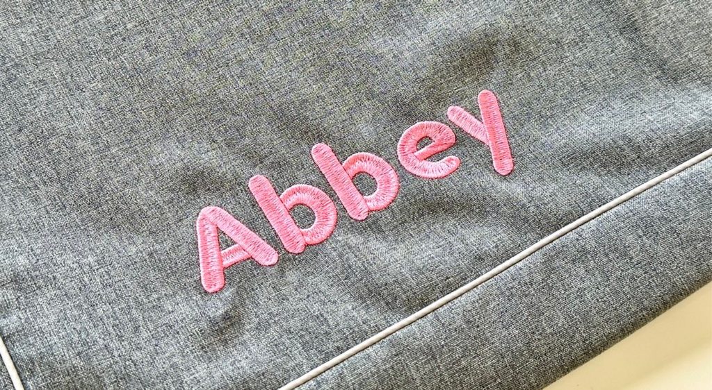 ロイヤルベッド本体のカバーに大きく丁寧に施した愛犬のネーム刺繍